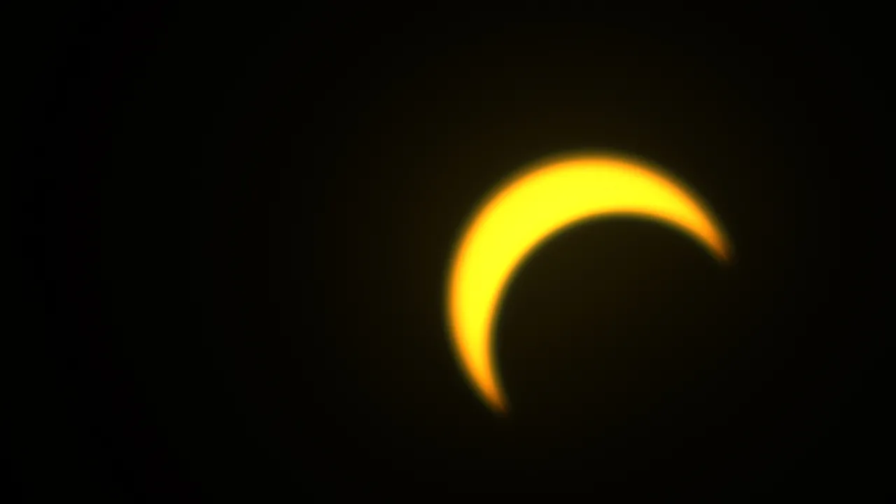 O Sol foi encoberto em 83% no eclipse parcial visto em Fortaleza