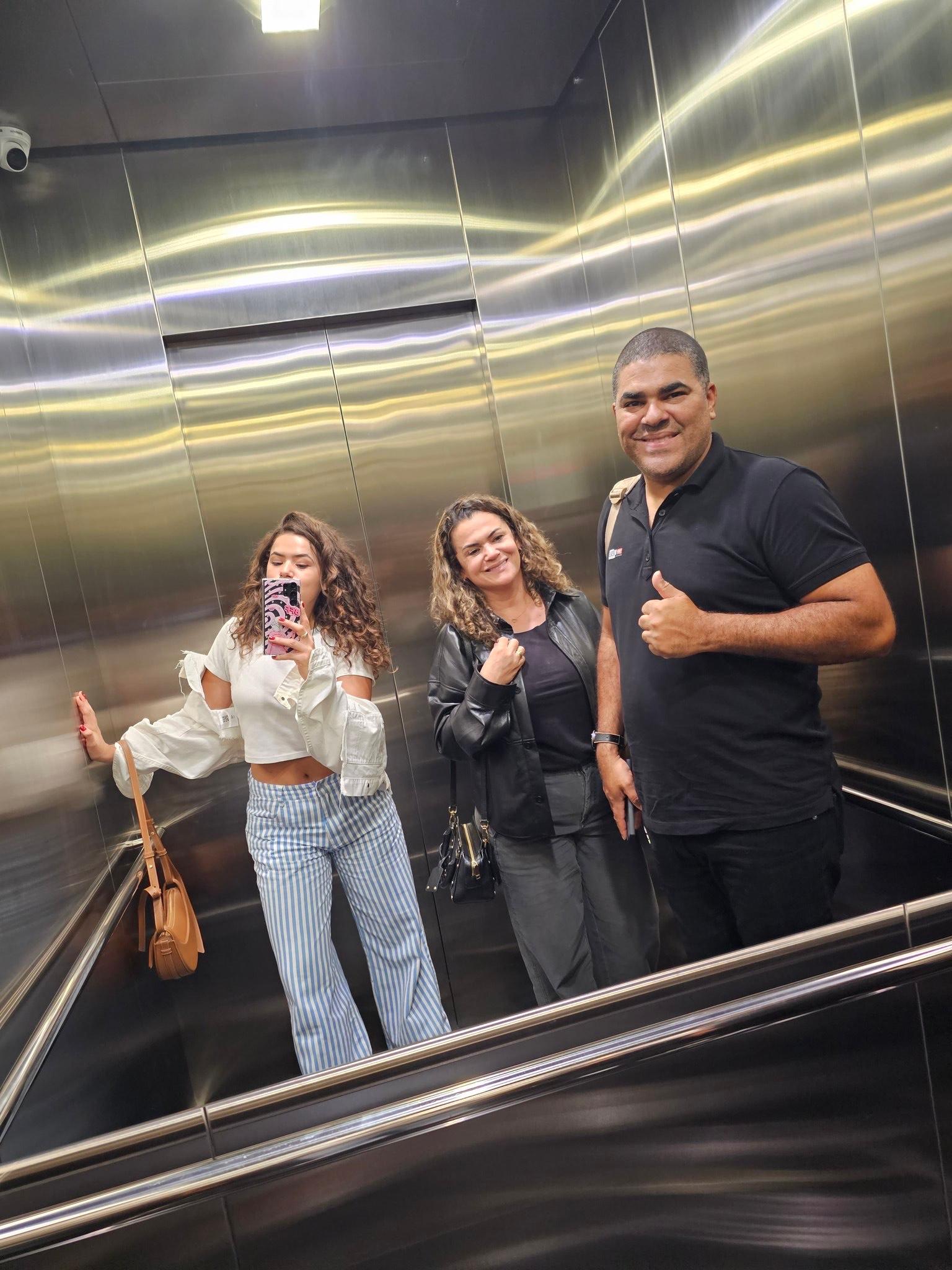 maisa e pais em selfie em elevador