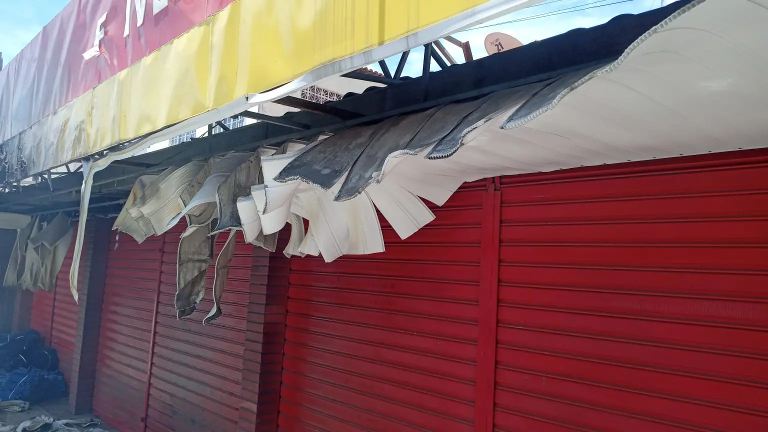 Fachada de pizzaria fica destruída após kombi pegar fogo