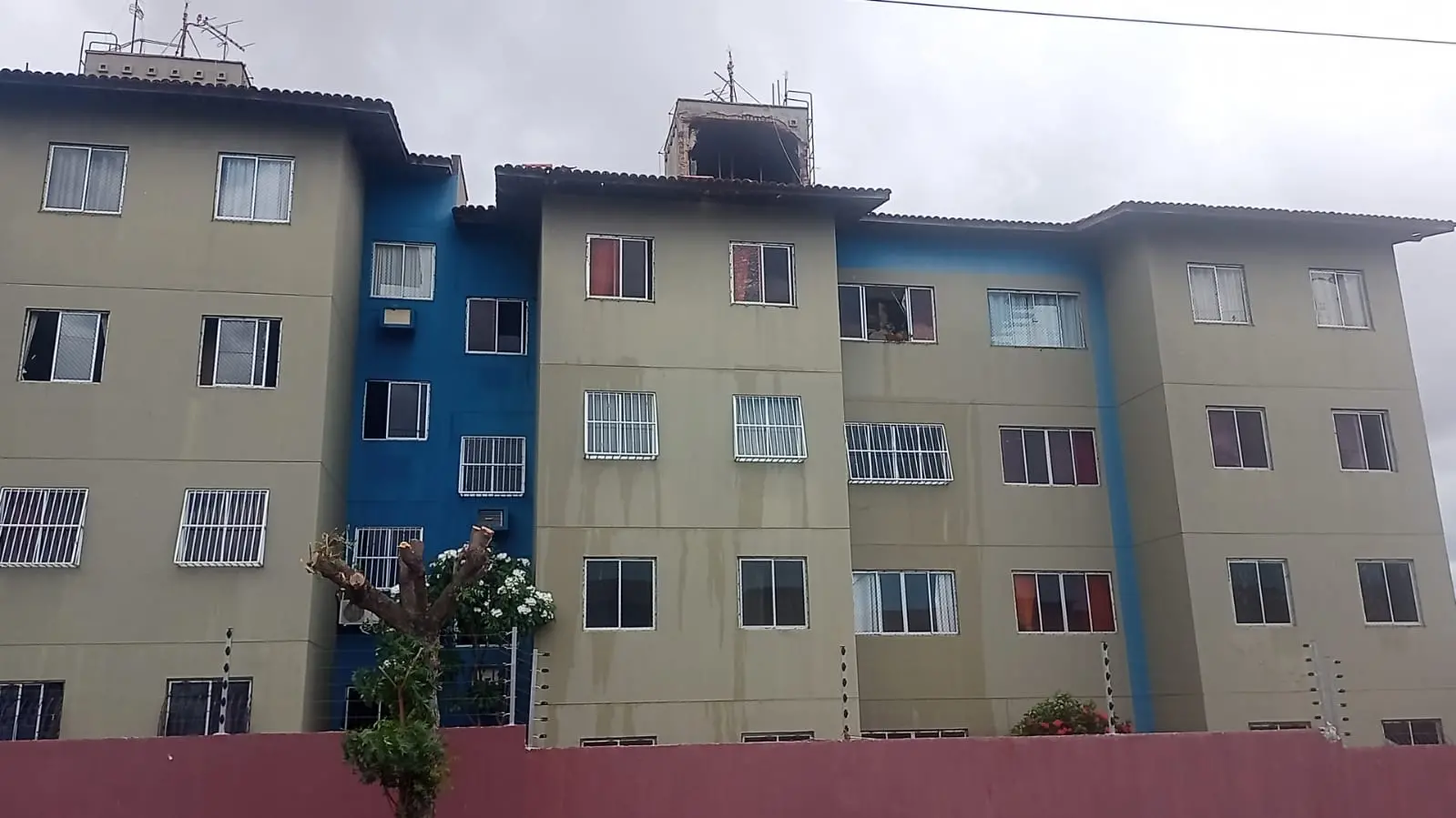 Caixa d'água cai sobre apartamento no bairro Demócrito Rocha em Fortaleza