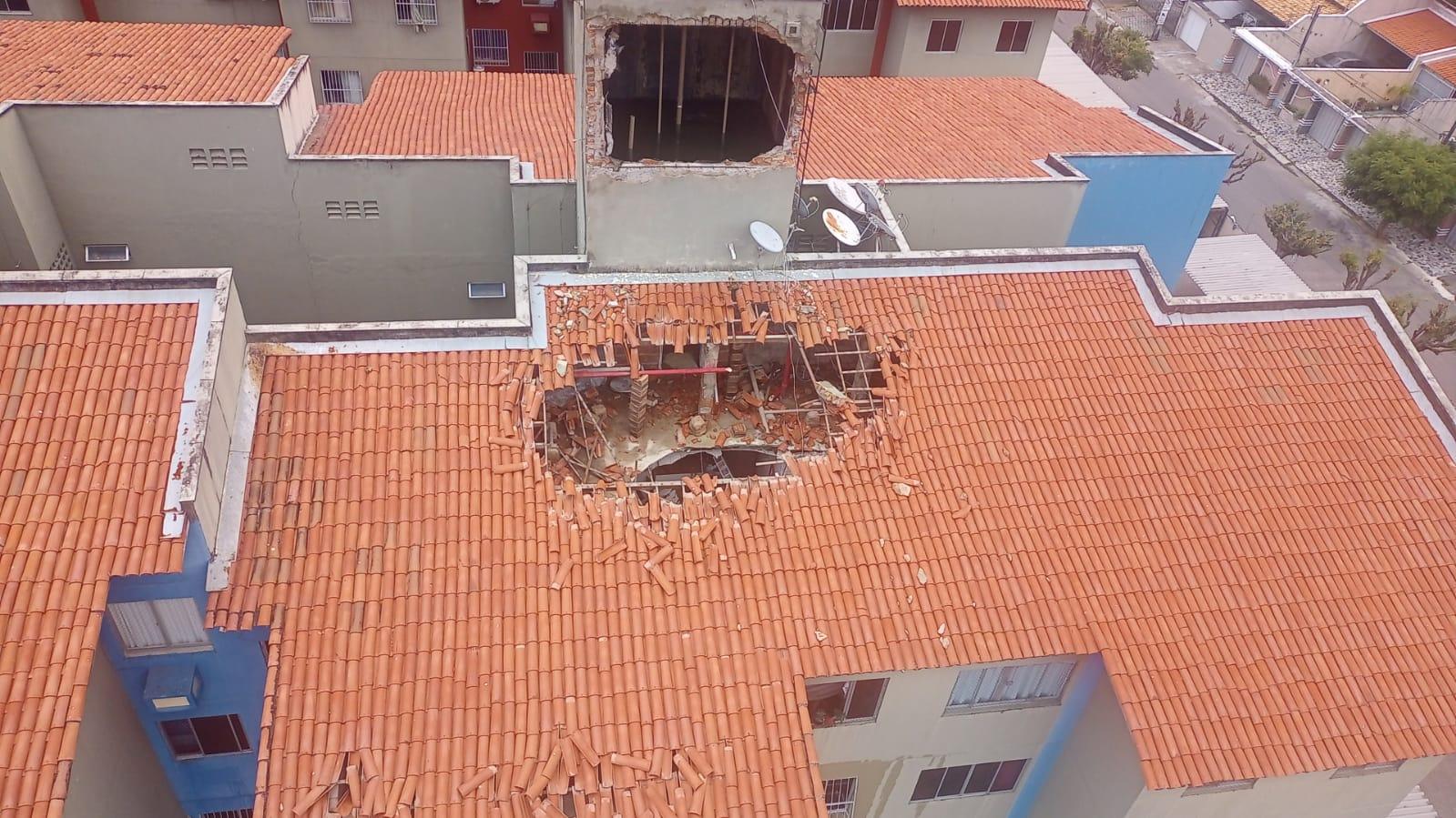 Caixa d'água cai sobre apartamento no bairro Demócrito Rocha em Fortaleza