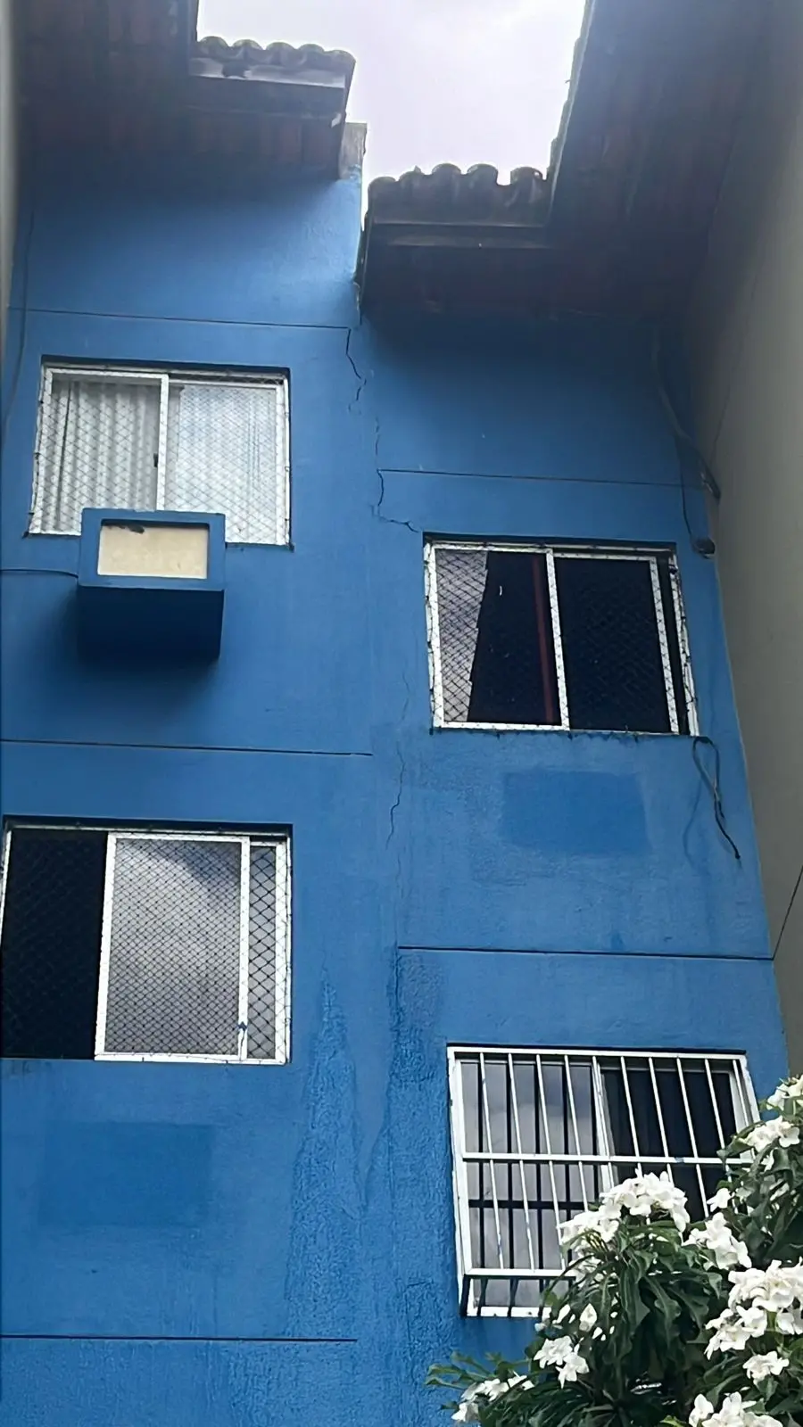 Caixa d'água cai sobre apartamento no bairro Demócrito Rocha em Fortaleza