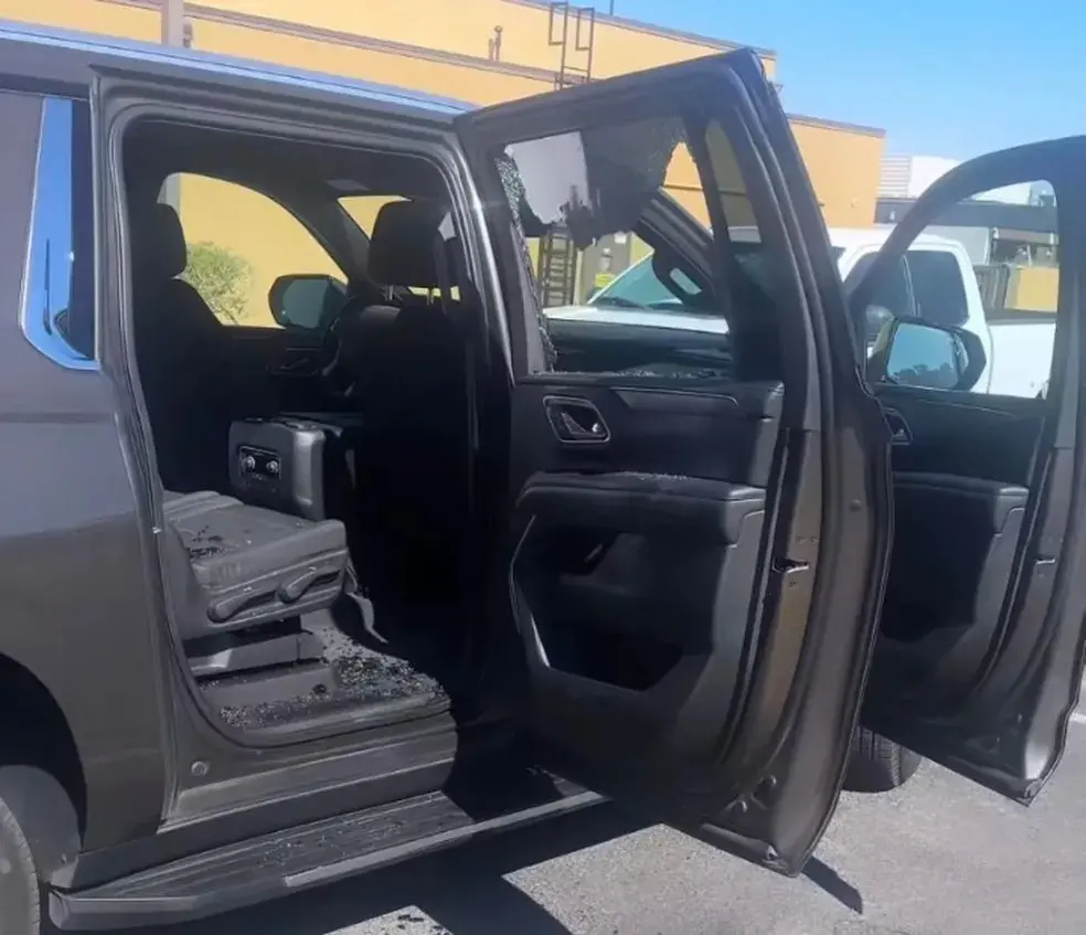 Foto do carro de Lore Improta e Leo Santana nos Estados Unidos