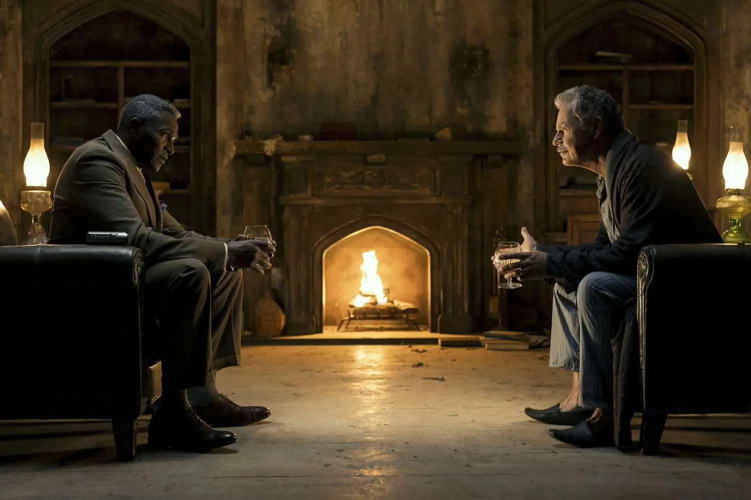 Sentados em frente a uma lareira, dois homens de meia-idade se encaram