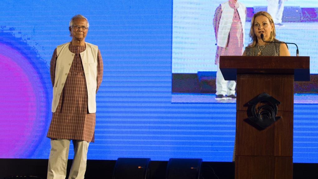 Muhammad Yunus, vencedor do Prêmio Nobel da Paz, em palestra na Unifor