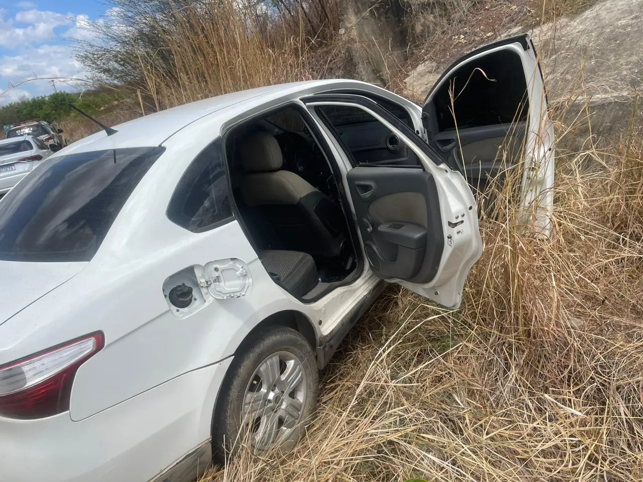 Foto de carro sedã abandonado