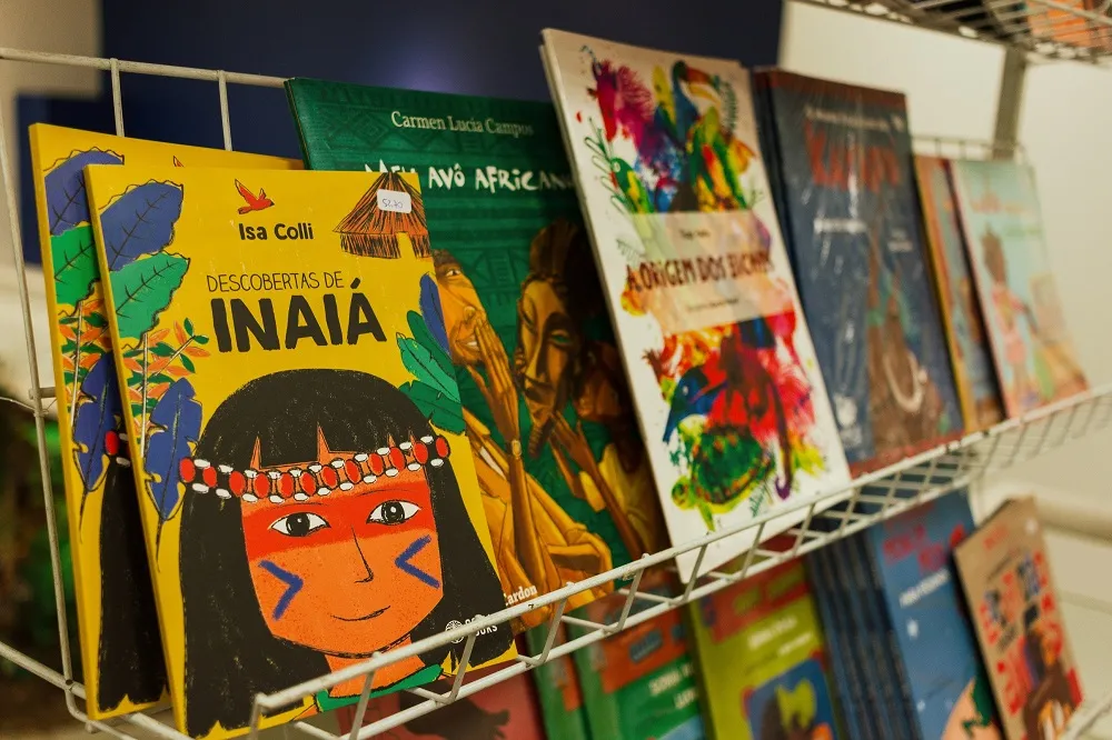 A feira de livros traz títulos em sintonia com o tema do evento