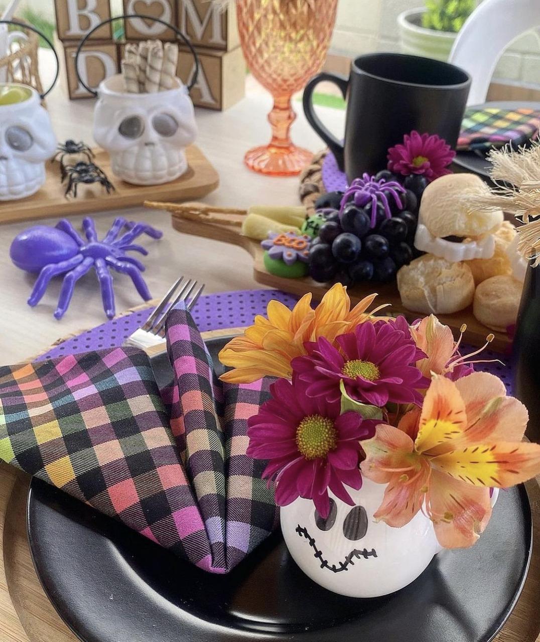 Cartela de cores, insetos de brinquedo e flores para enfeitar o café da manhã temático
