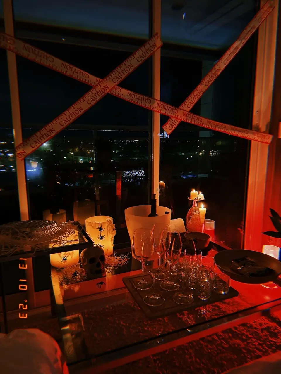 Jantar em casa  com meia luz e elementos temáticos