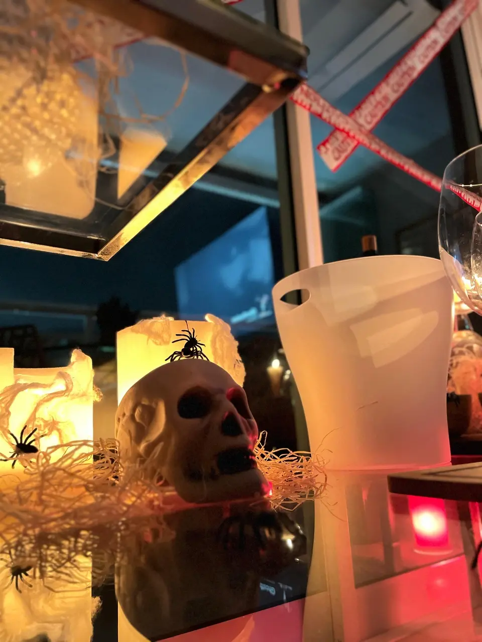 Velas e caveiras caracterizam o Halloween