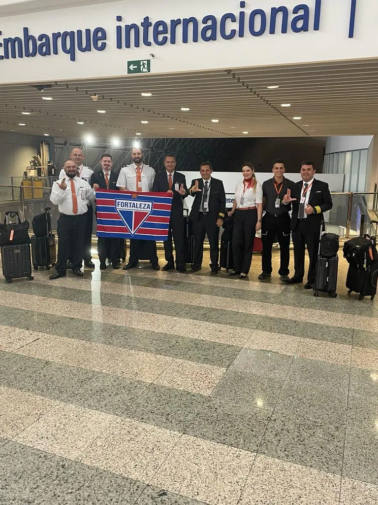 Tripulação do voo fretado do Fortaleza