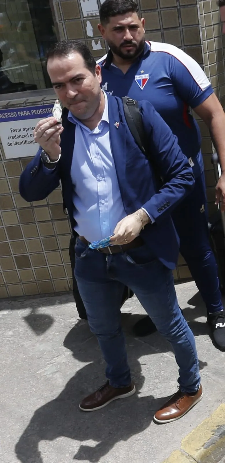 Torcedor deu uma imagem de Nossa Senhora de Fátima ao presidente do Fortaleza, Marcelo Paz