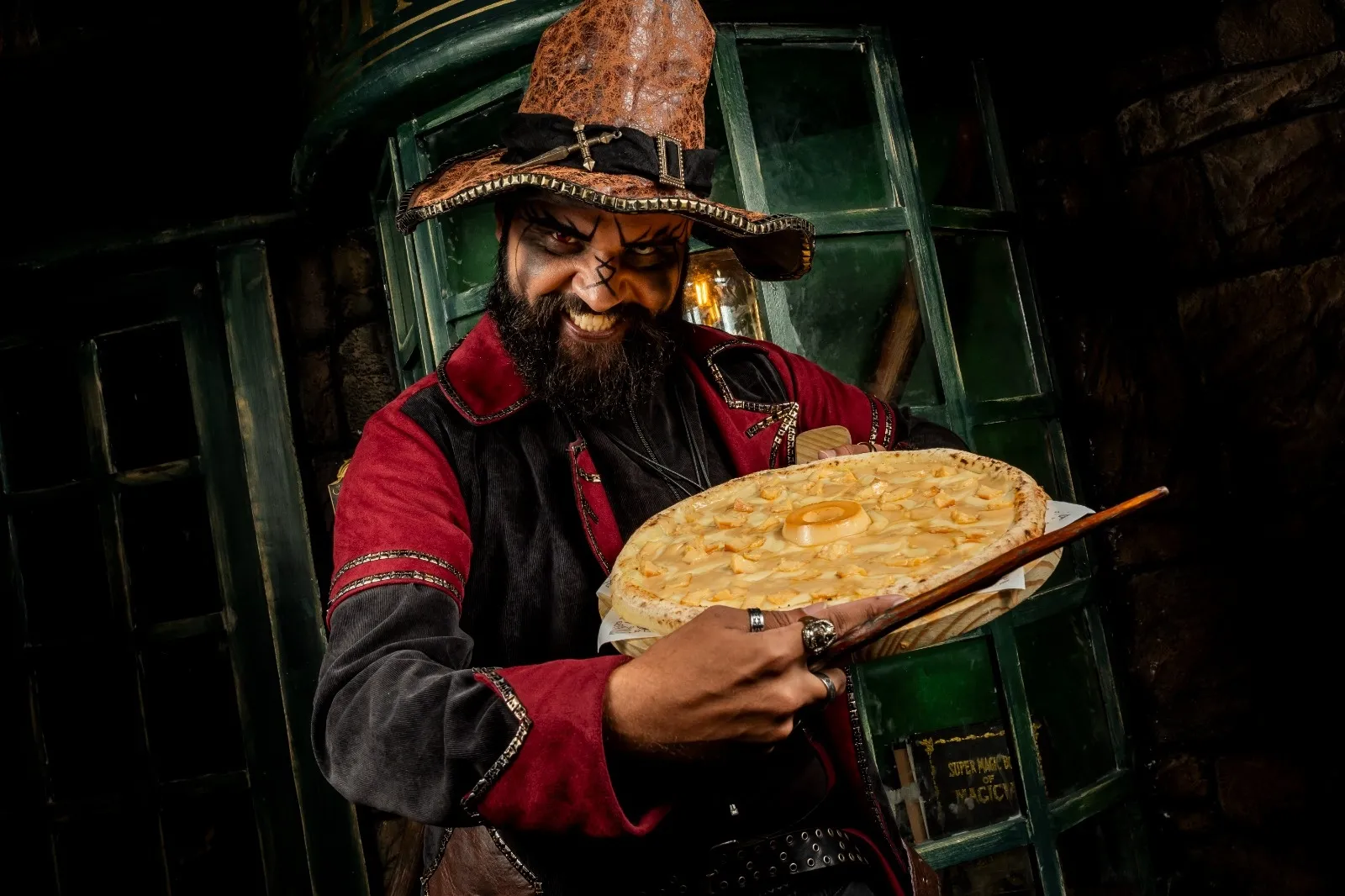 O restaurante temático conta com diversas opções de pizza, incluindo pizza doce