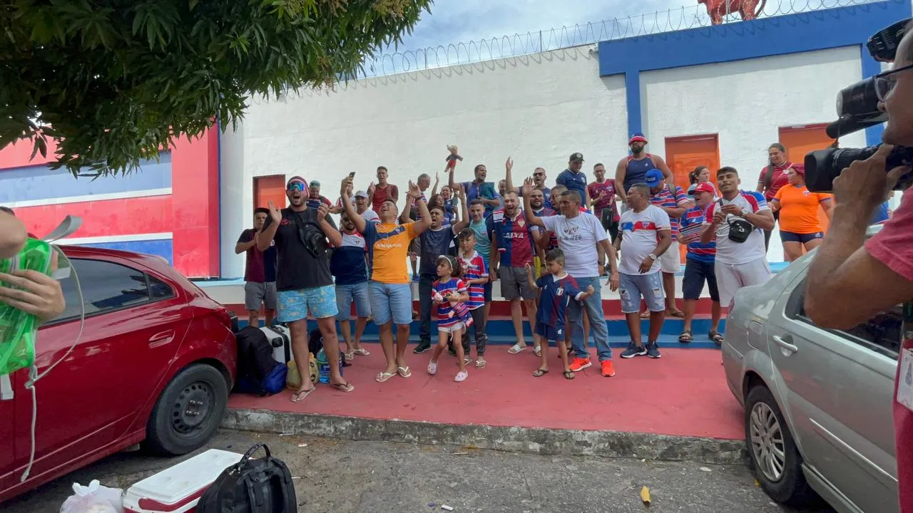 Torcedores do Fortaleza antes de embarcarem em ônibus rumo à Punta Del Leste