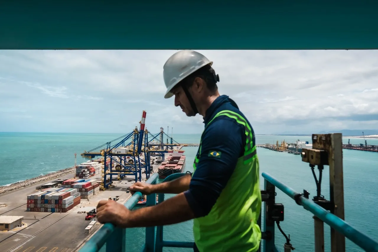 Eremilson Silva trabalha operando uma STS, máquina gerenciadora de contêineres