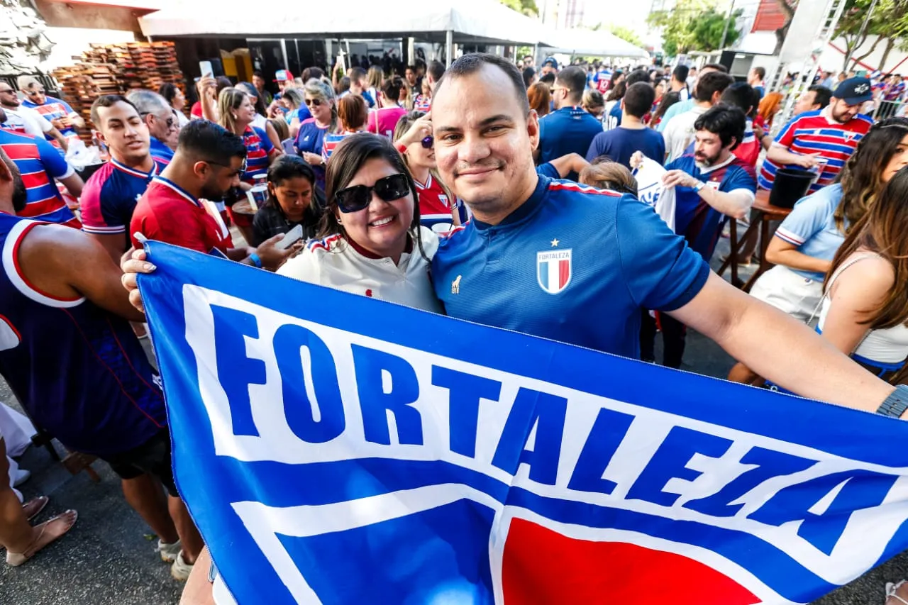 Em diversos pontos da Capital, torcedores do Fortaleza se reúnem para celebrar a presença tricolor na final da Sul-Americana