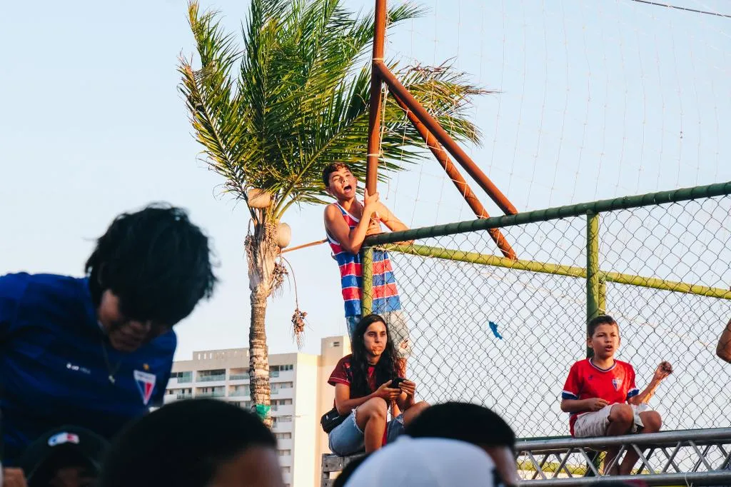 Torcedor busca melhor ângulo para assistir ao jogo