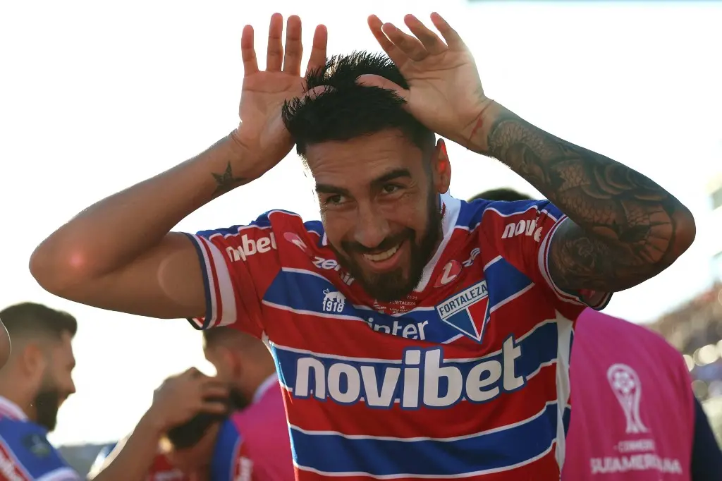 Lucero comemorando gol