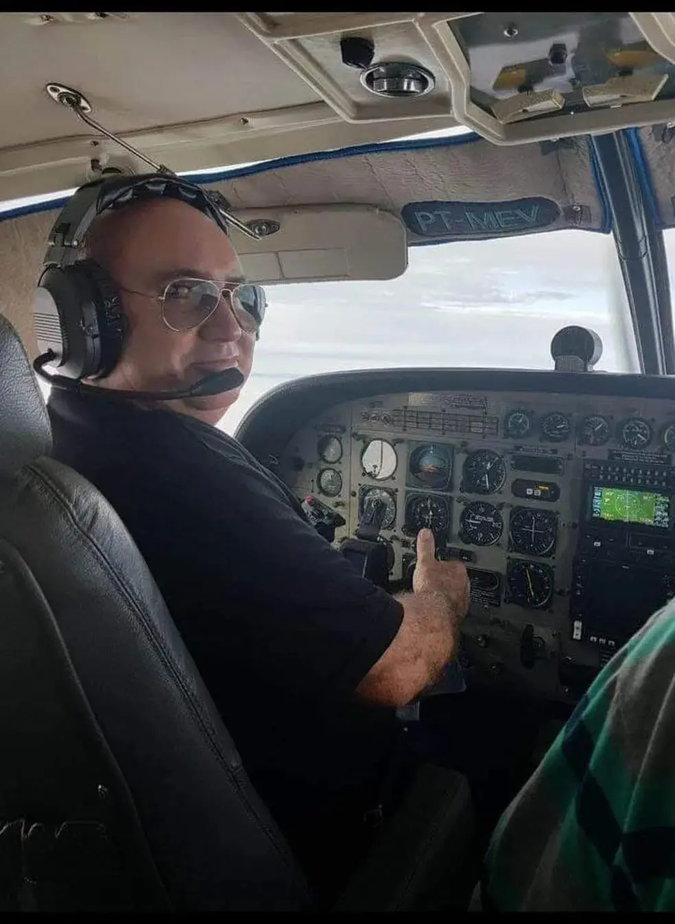 Cláudio Atílio Mortari pilotando um avião