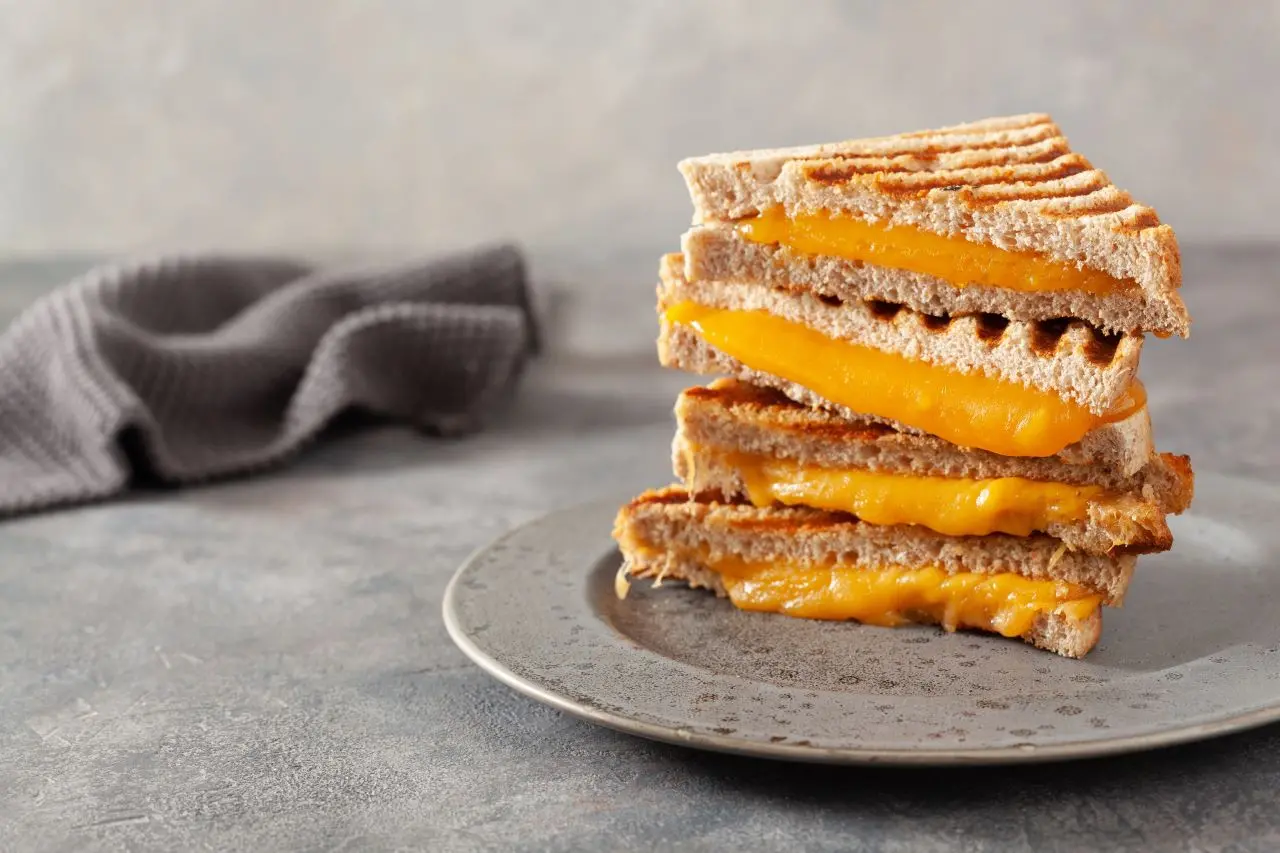 sanduiches empilhados com queijo derretido