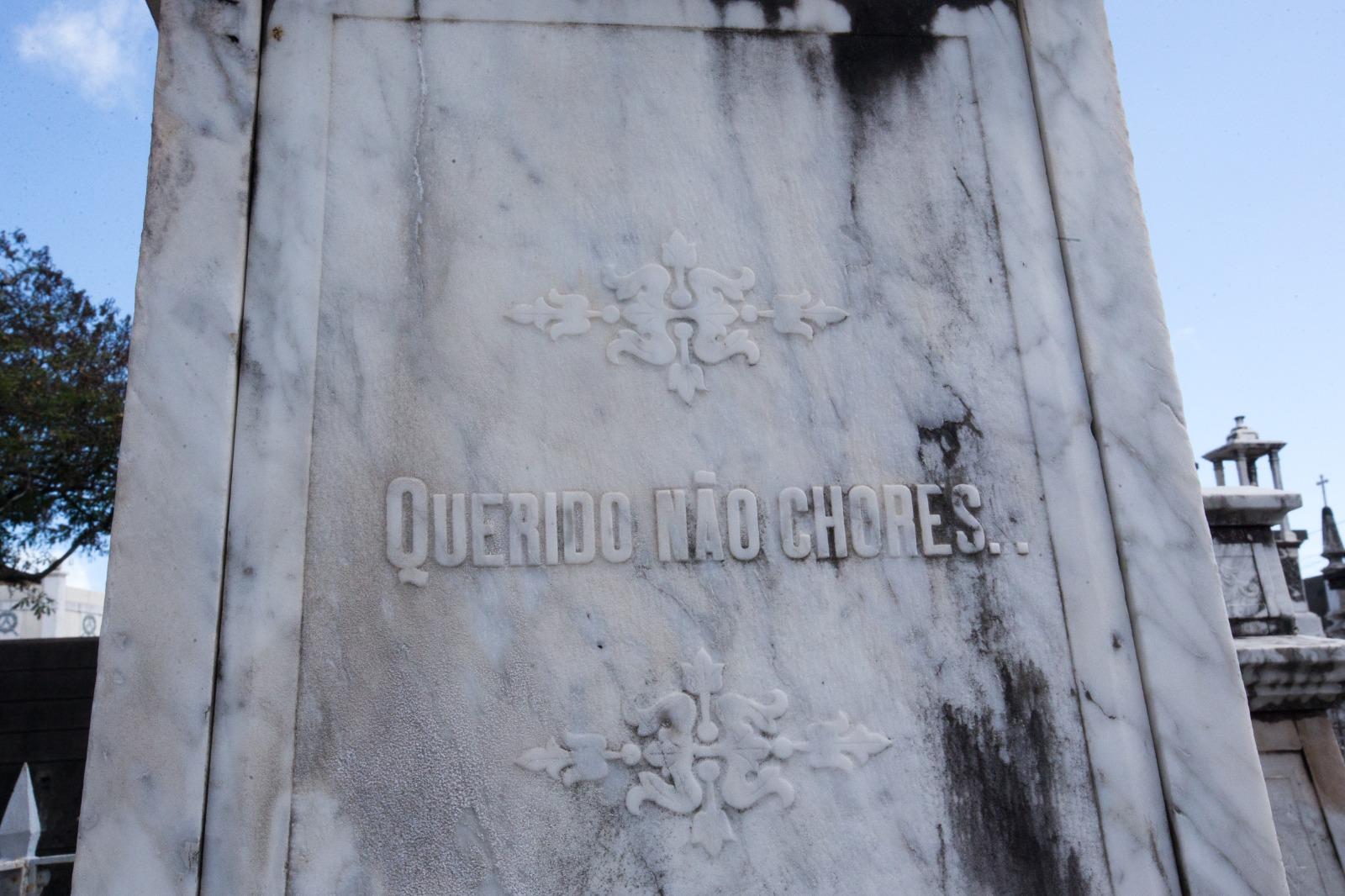 Frases esculpidas no túmulo remontam as últimas palavras de Arina Castello Branco