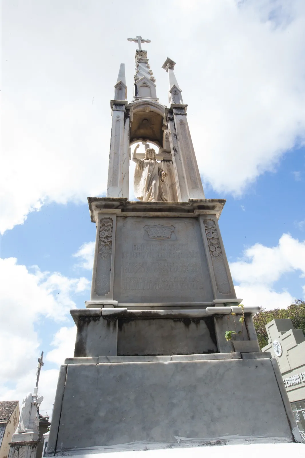Inspirado no estilo neogótico, o jazigo do Barão do Crato é um dos mais altos da primeira quadra de construções do São João Batista. As torres pontiagudas são uma das características do gênero artístico