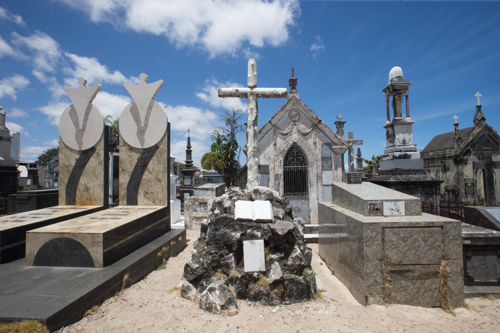 Construções de épocas e estilos diferentes mostram a pluralidade do Cemitério São João Batista
