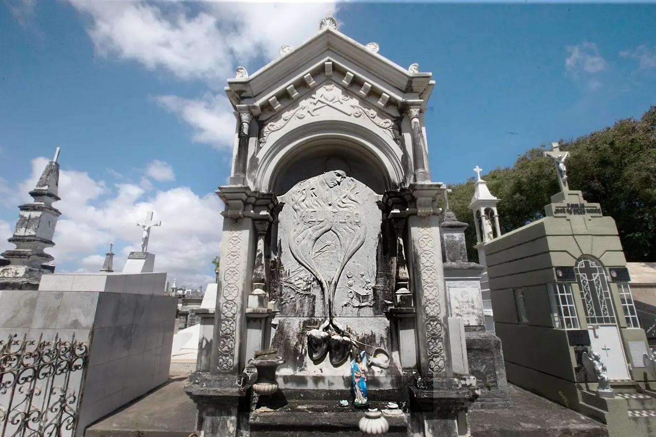 Túmulo-denúncia de José Nogueira conta a história da morte do jovem, que foi assassinado covardemente em 1914. As imagens também apresentam símbolos de luto e revolta, a exemplo dos dois corações atingidos por um florete, que representam a tristeza dos pais