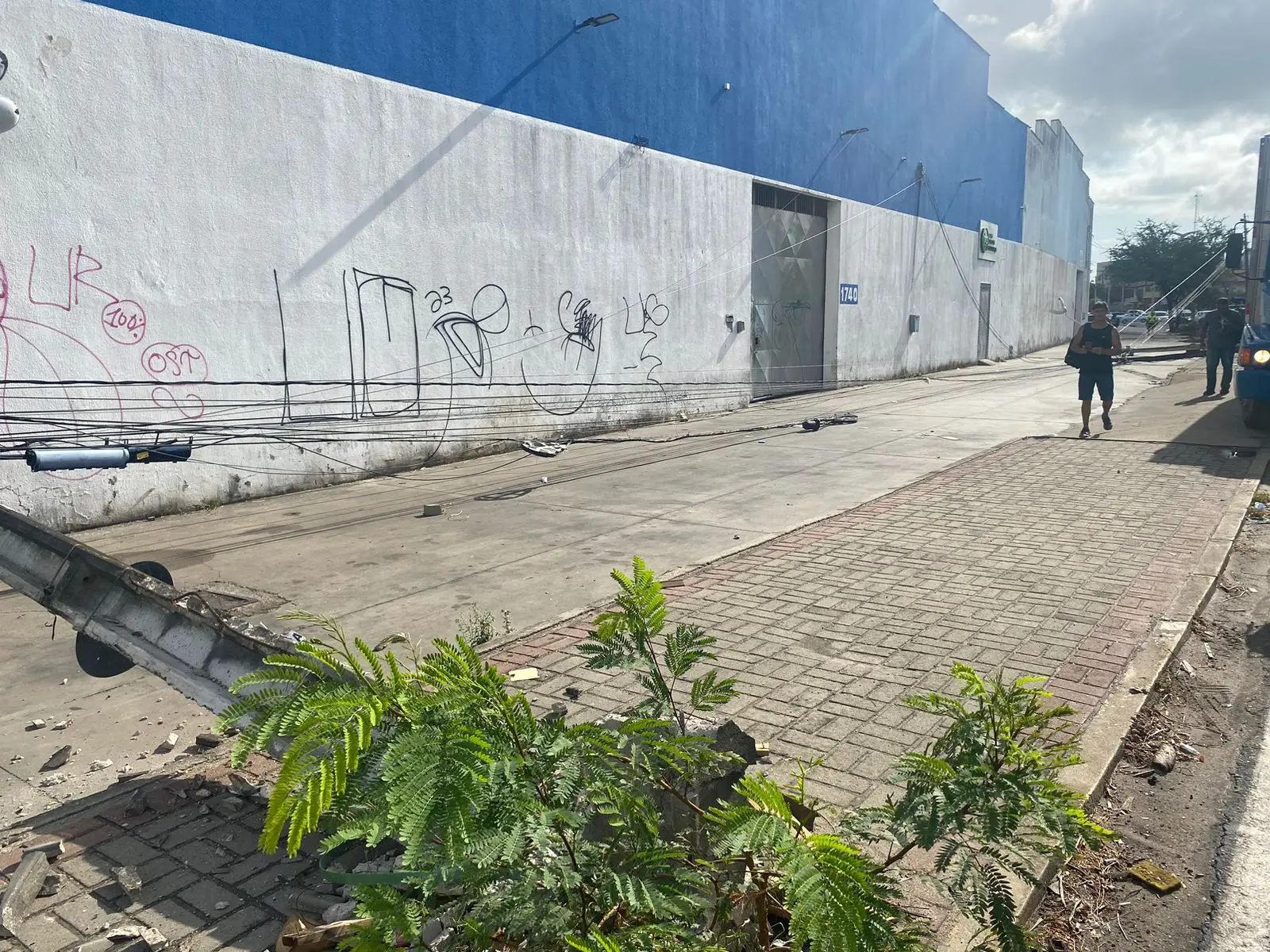 Caminhão derruba postes e deixa moradores sem energia e internet em Fortaleza