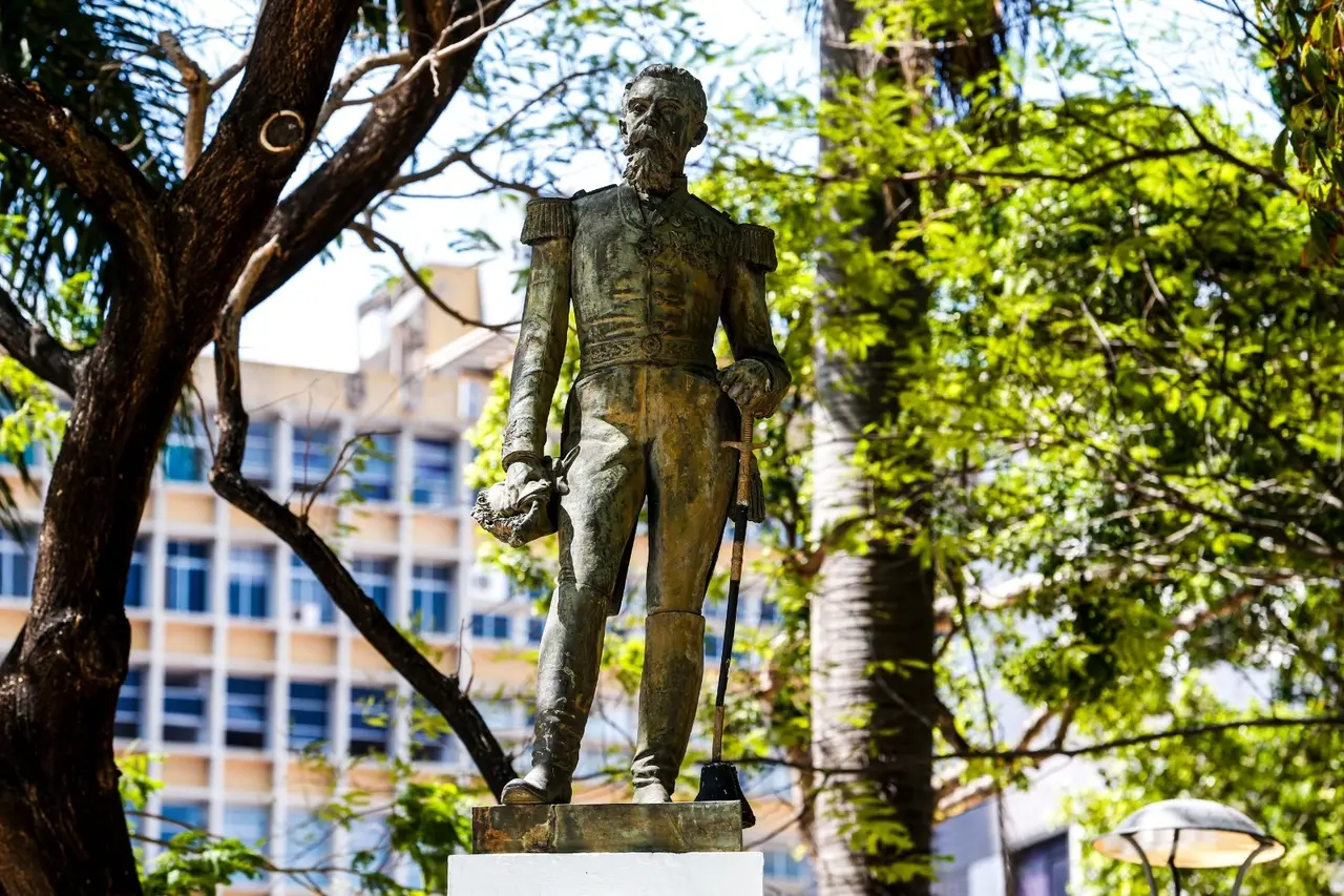 Estátua do cearenses da cidade de Viçosa do Ceará, general Antônio Tibúrcio Ferreira de Sousa