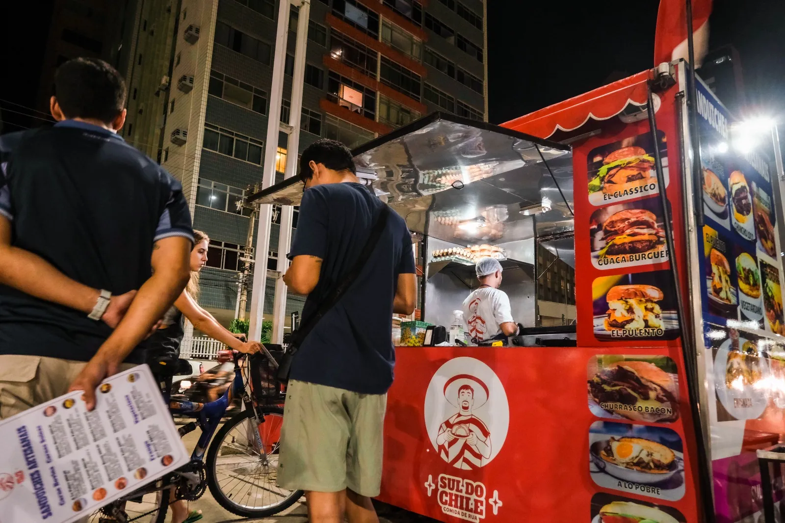 O Sul do Chile é um trailer vermelho na Beira-Mar; apesar de pequeno, se agiganta em sabor