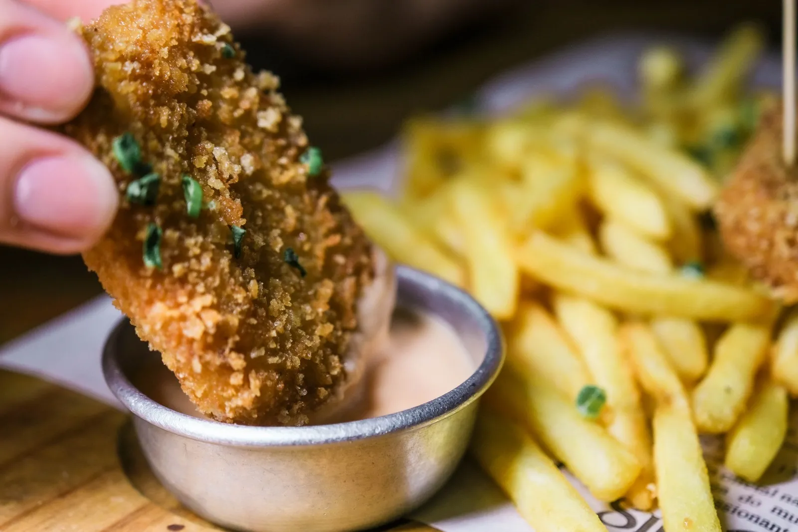 Feito de Peixe Filé de Pescada Amarela junto à porção de fritas ou macaxeira, o London Fish N’ Chips tem na crocância o ponto alto