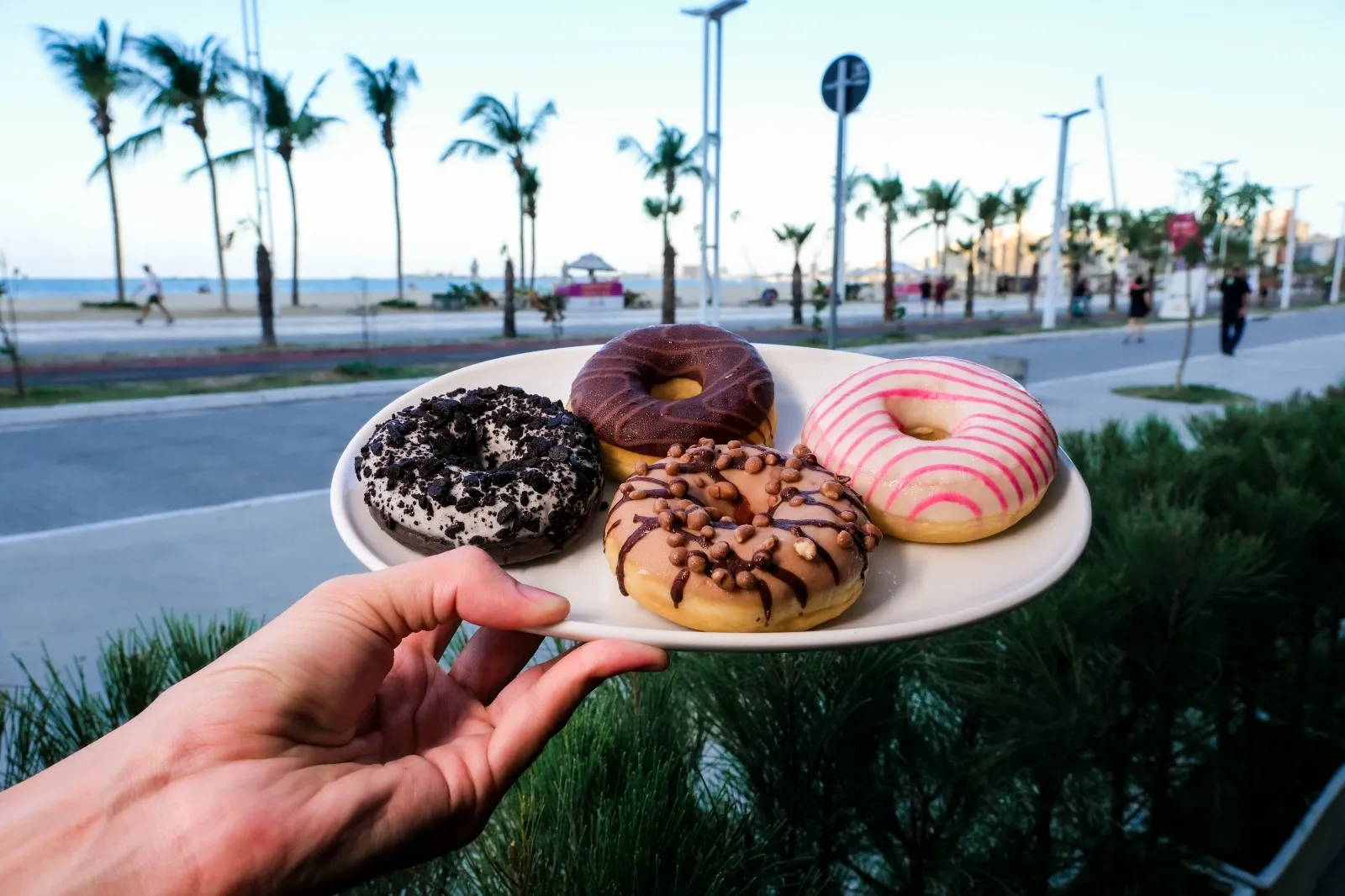 Parece uma combinação incomum, mas donuts e o ruído o mar formam ótima harmonia
