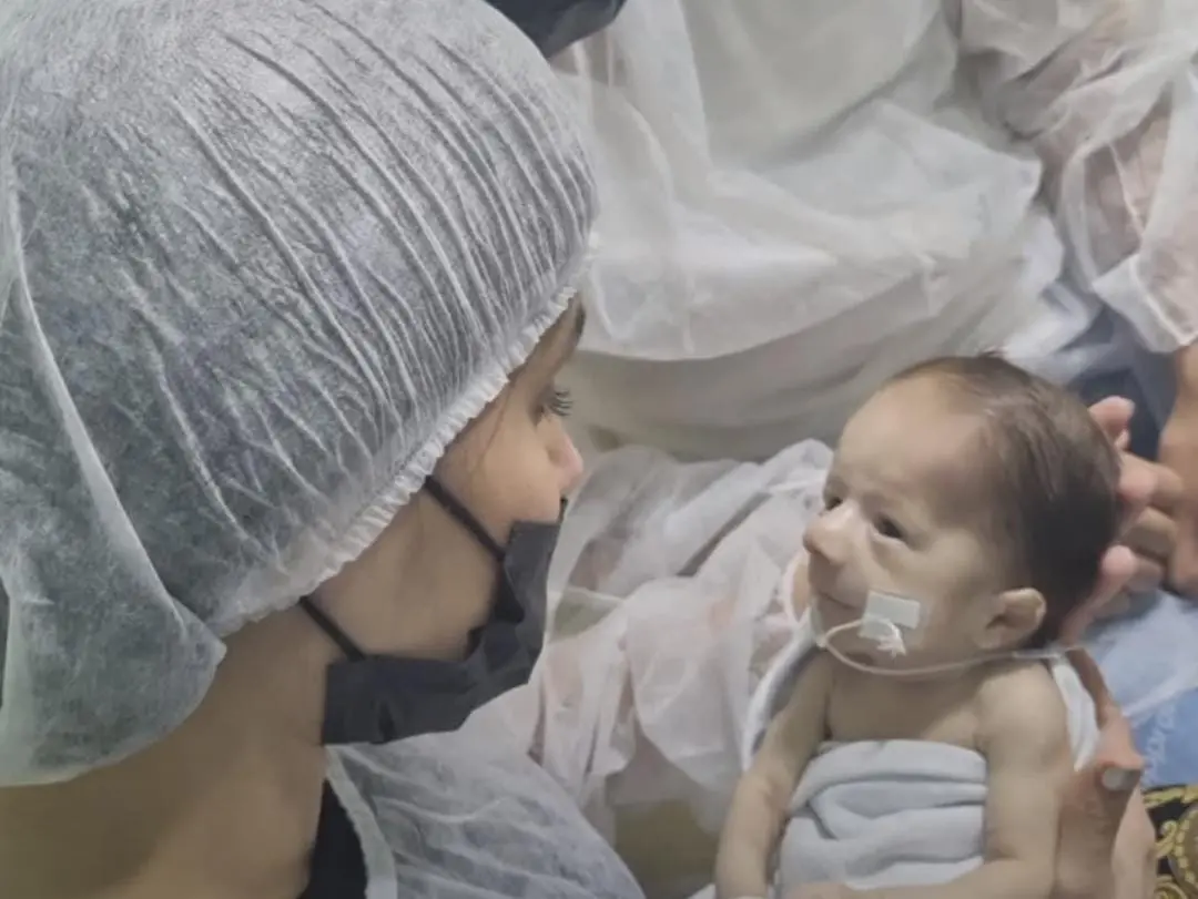 ingra segurando bebê