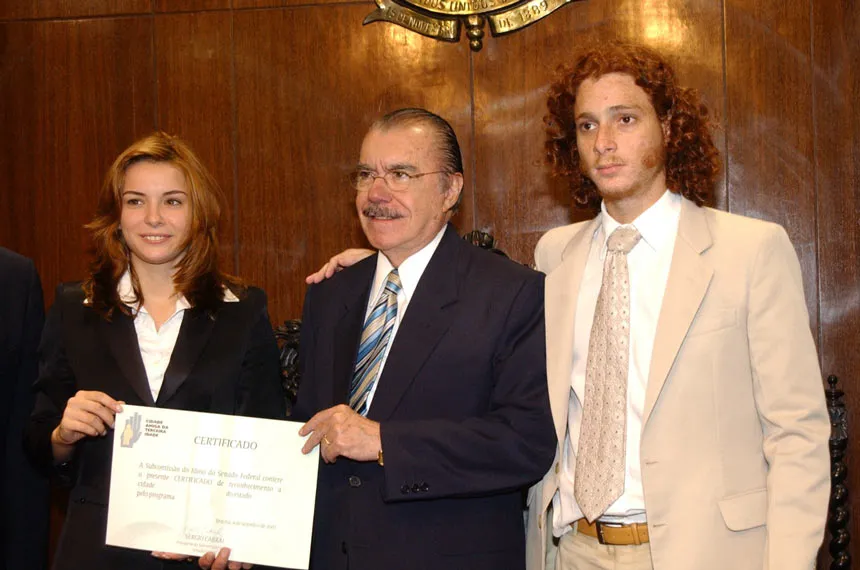 Regiane Alves e Daniel Zettel ao lado do senador José Sarney, em 2003
