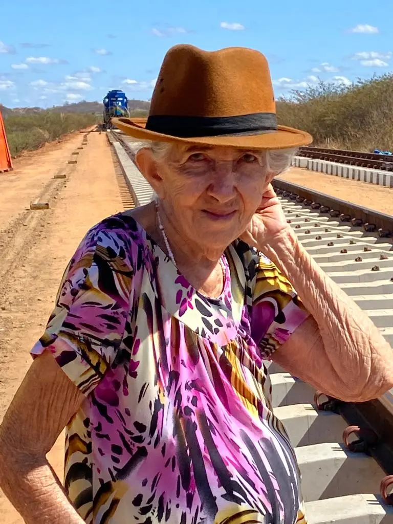 dona Quinquinha visitando os trilhos