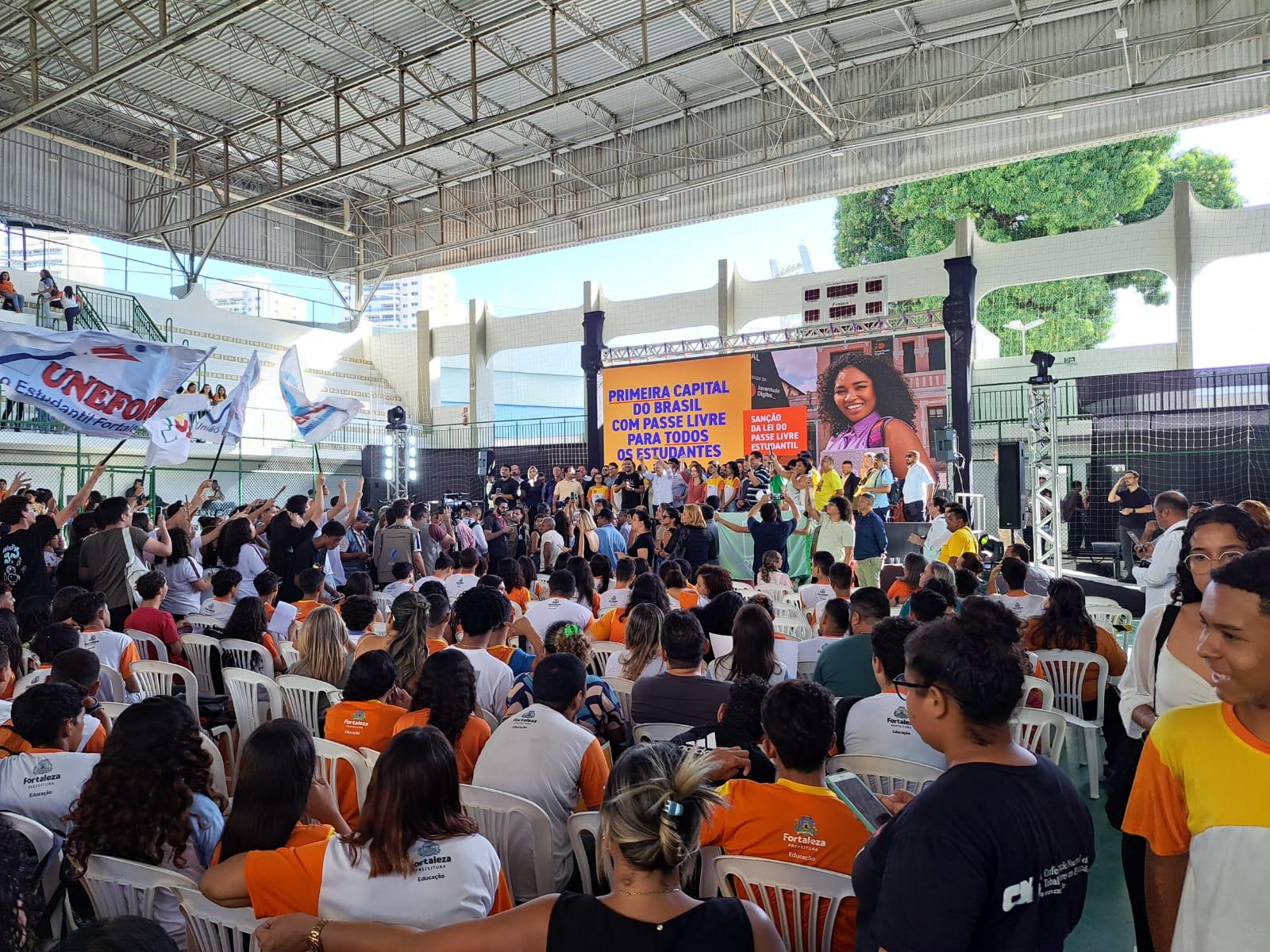 Foto de discurso do prefeito de Fortaleza, José Sarto, em sanção da lei do passe livre