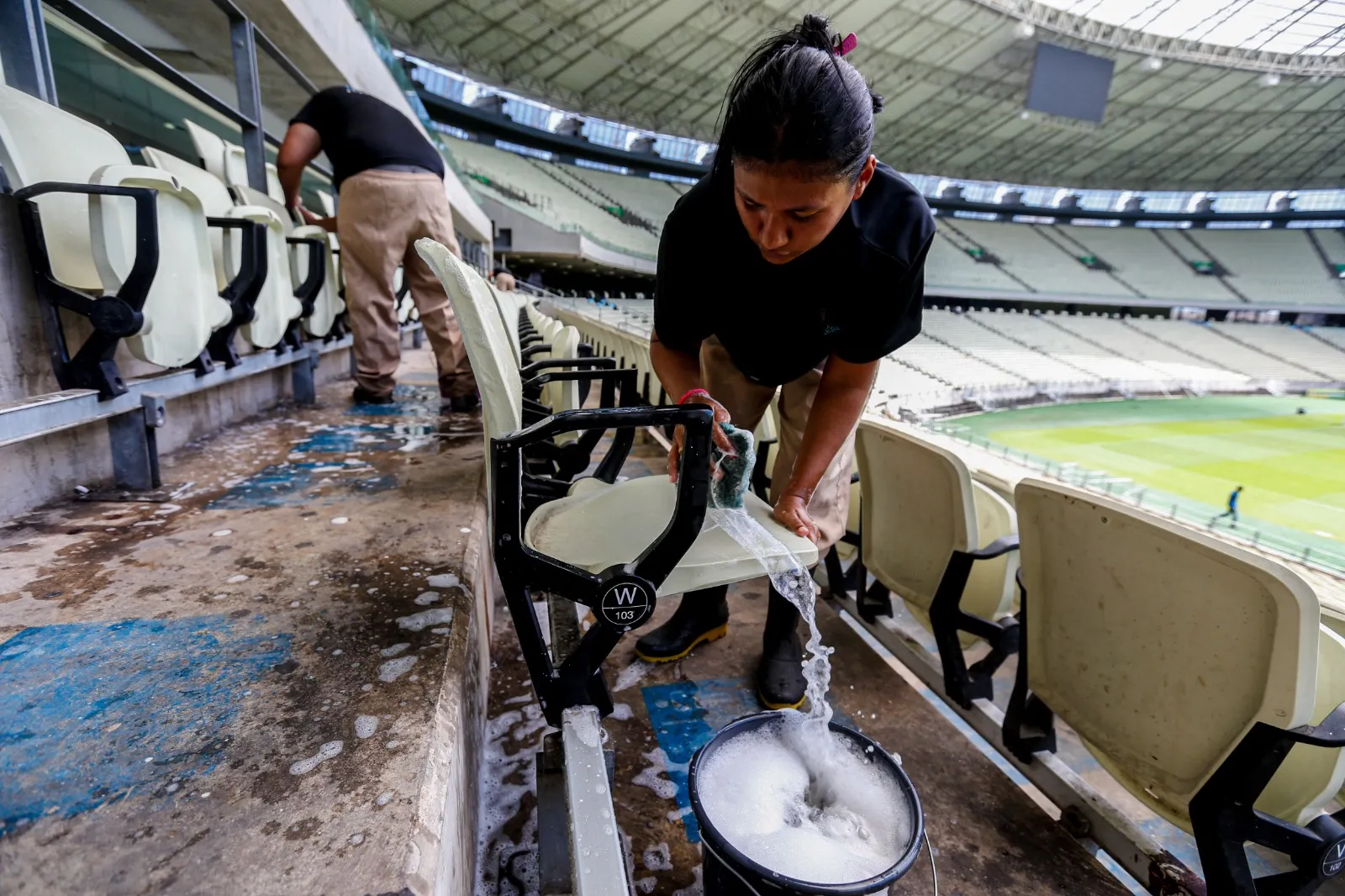 A faxina do Castelão pode durar entre dois e três dias. O efetivo diário é de 60 funcionários de forma permanente no estádio