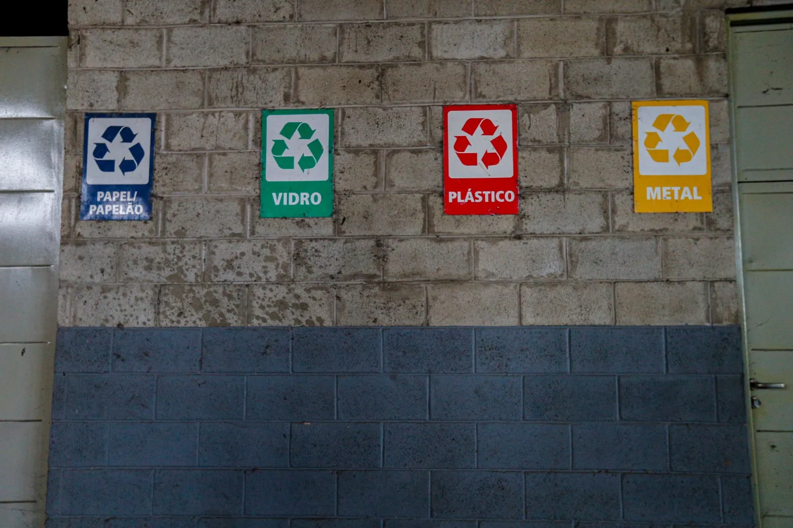 Na Arena, galpão é usado para armazenamento e triagem de material que será reciclado.