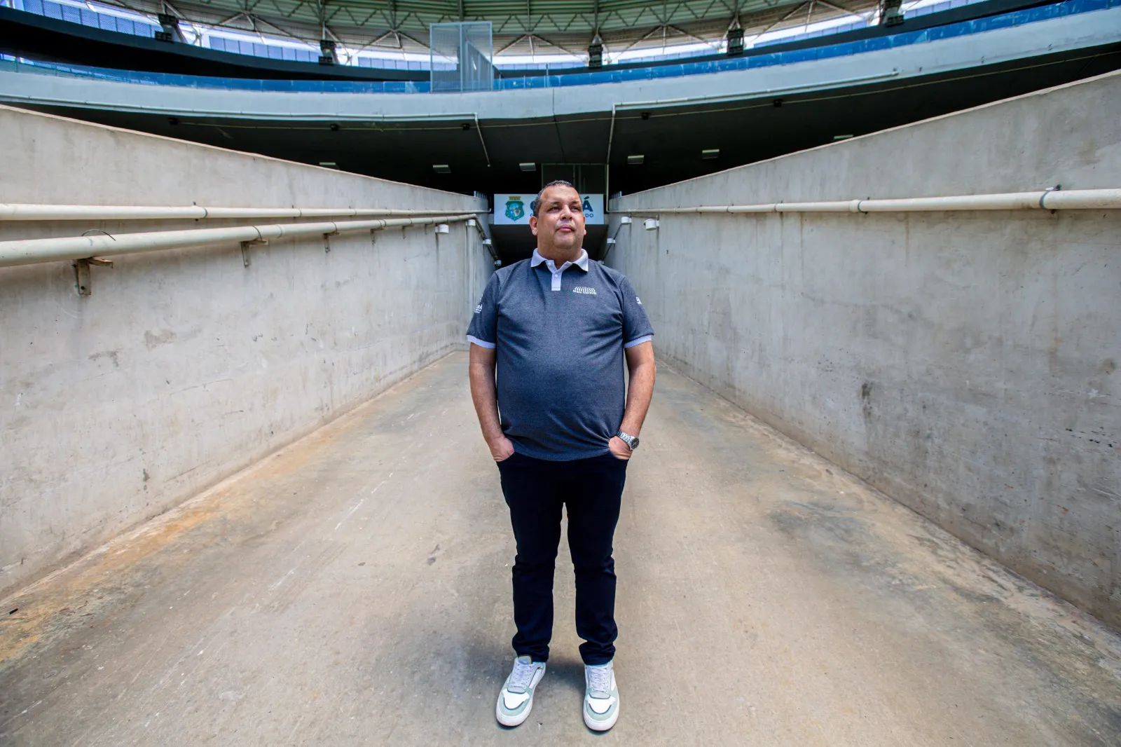 Eduardo Santos é coordenador geral do Castelão. Ele acompanha de perto o processo de limpeza do estádio.