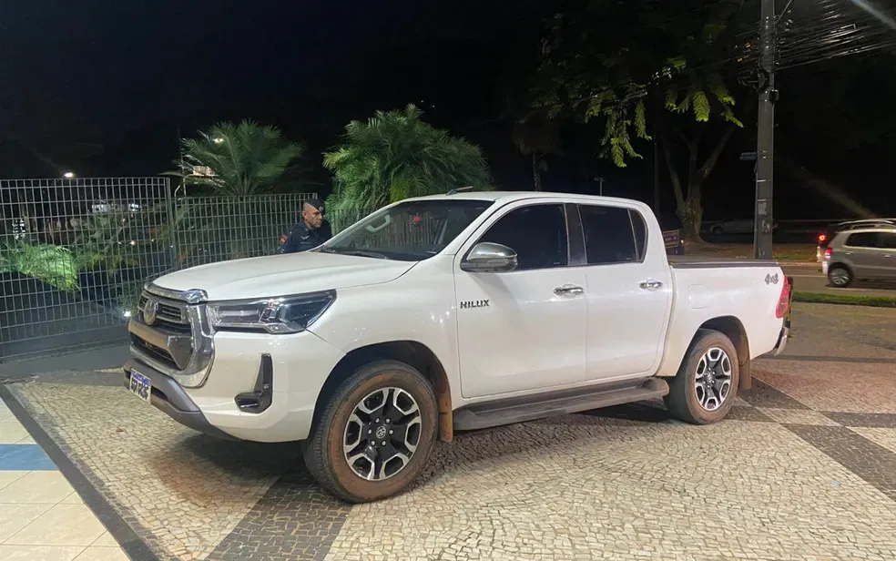 Criminosos começaram a transferir a droga de dentro do avião para uma das caminhonetes, de modelo Hilux