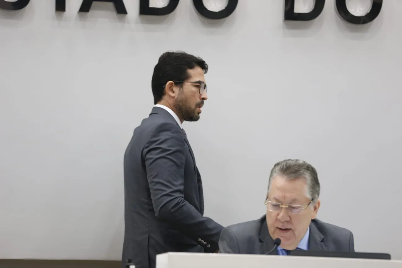 Rholden Queiroz (em pé) irá substituir Valdomiro Távora (sentado).