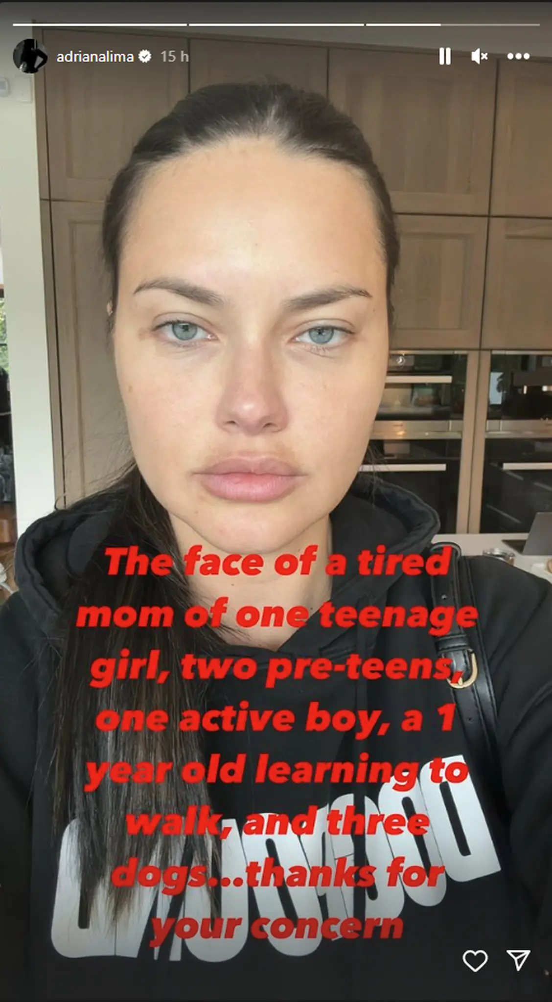Esta é uma imagem da modelo Adriana Lima em seus stories