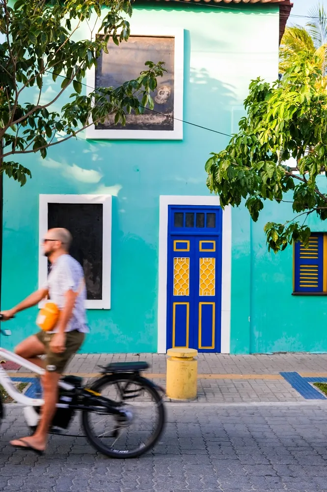 A Rua dos Tabajaras é a principal artéria do bairro Praia de Iracema, atualmente transformada em via compartilhada