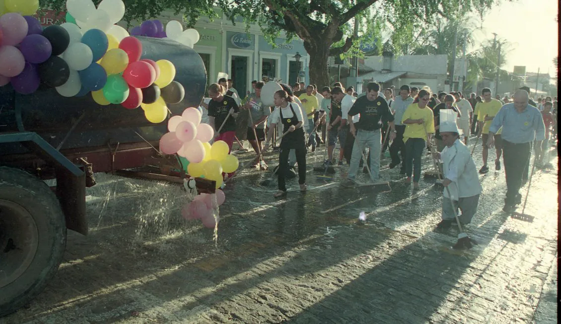 Em 2002, a rua passou por uma lavagem simbólica, marcando o lançamento oficial do Condomínio da Praia de Iracema