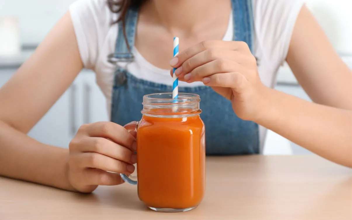 O betacaroteno pode ser encontrado além das fontes naturais, como frutas e vegetais, pois há diversos tipos de suplementos à base de Vitamina A