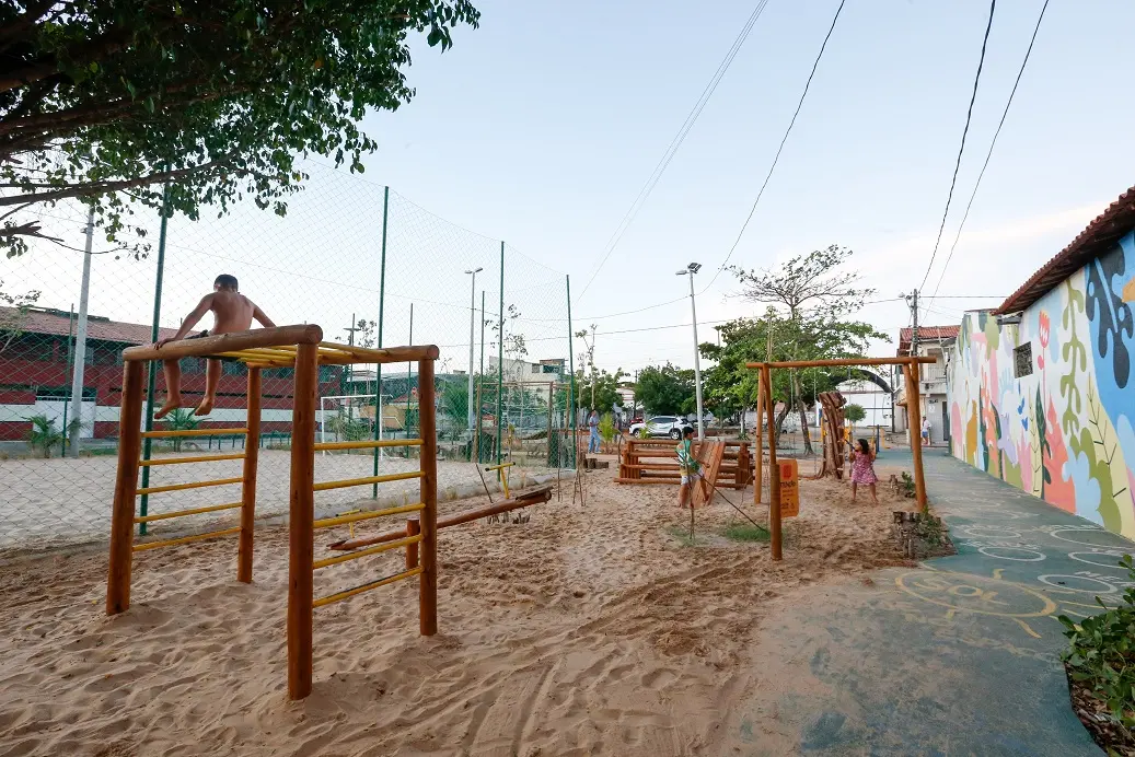 Crianças brincando no Aconchego