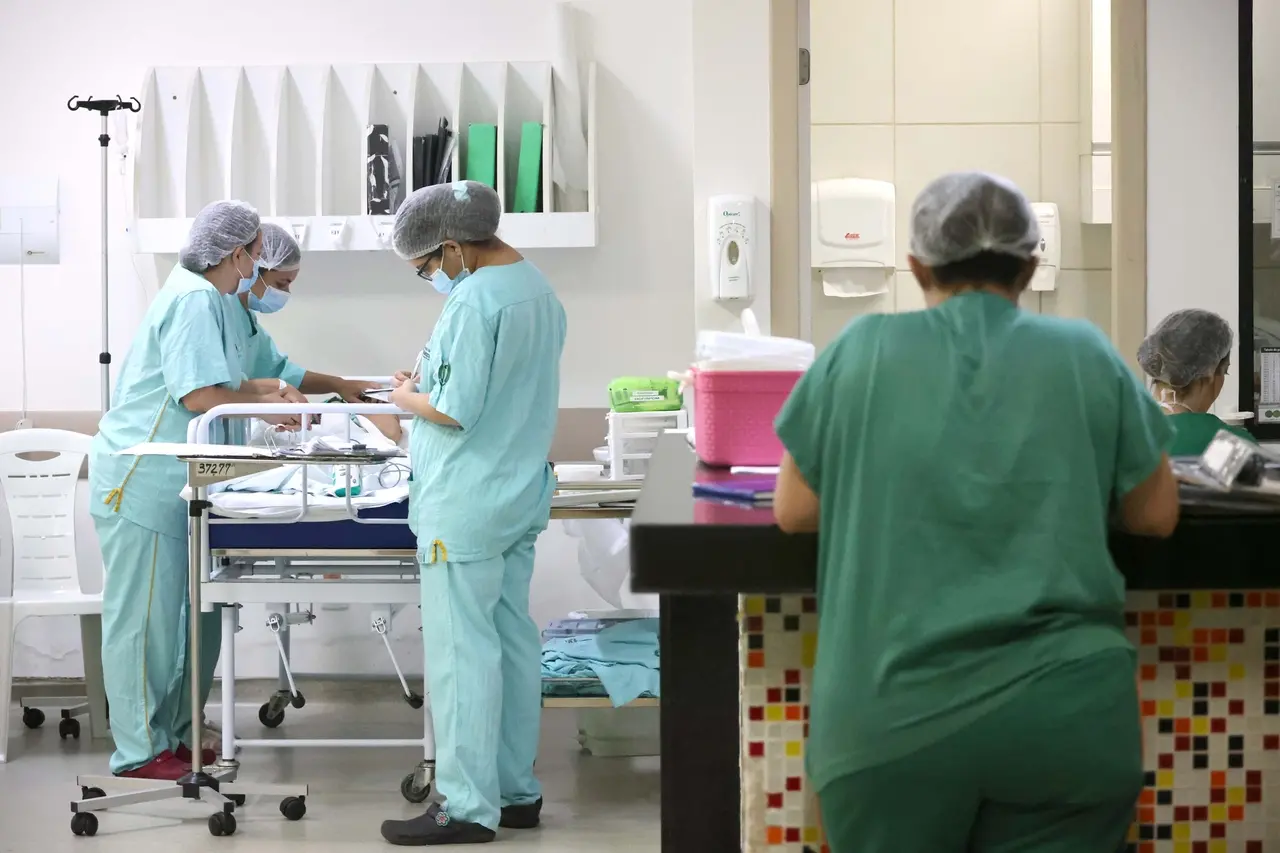 Profissionais da saúde atuando no atendimento de pacientes no Hospital e Maternidade Dra. Zilda Arns Neumann, unidade conhecida como Hospital da Mulher de Fortaleza, capital do Ceará. Hospital da Mulher de Fortaleza: quando buscar, serviços oferecidos e como ser atendido