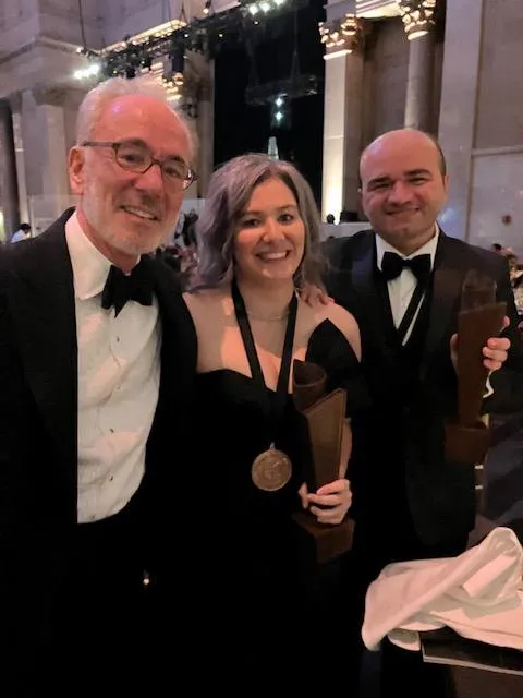 Da esquerda para a direita, Michael Z. Wise, editor e co-fundador da New Vessel Press; Bruna Dantas Lobato, a tradutora do livro; e Stênio Gardel: emoção conjunta