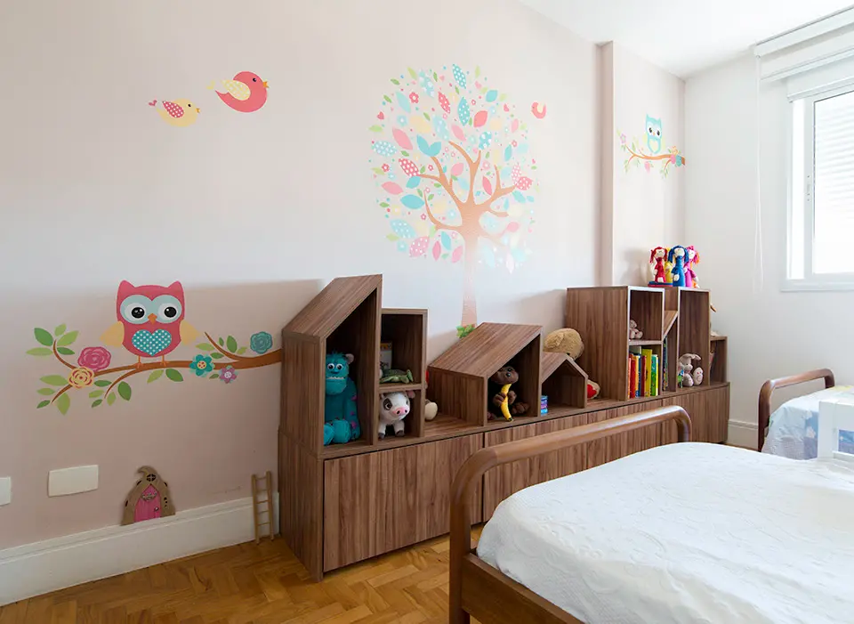 No projeto da arquiteta Patricia Miranda, móvel embeleza com ludicidade e ajuda na organização do quarto